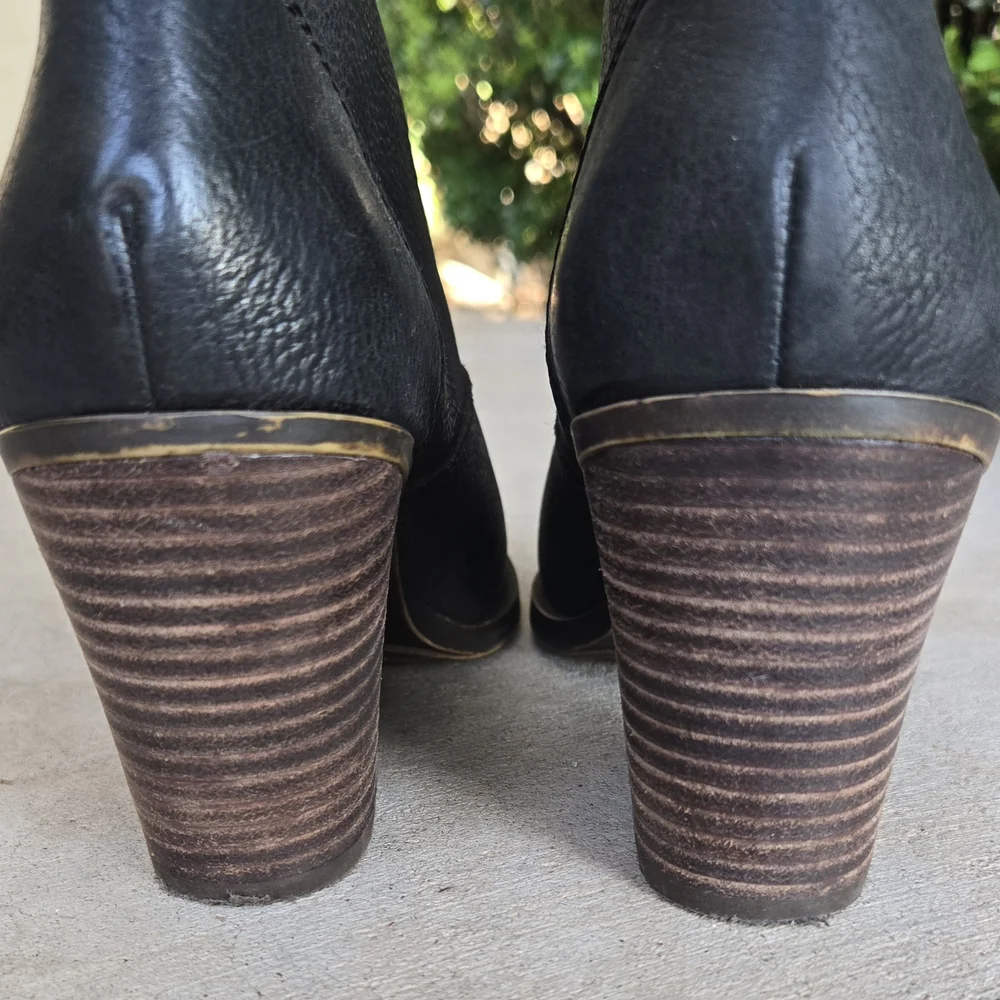 LUCKY BRAND Ellehn Black Pebble Leather Pull On Notch Front Ankle Boots sz 8